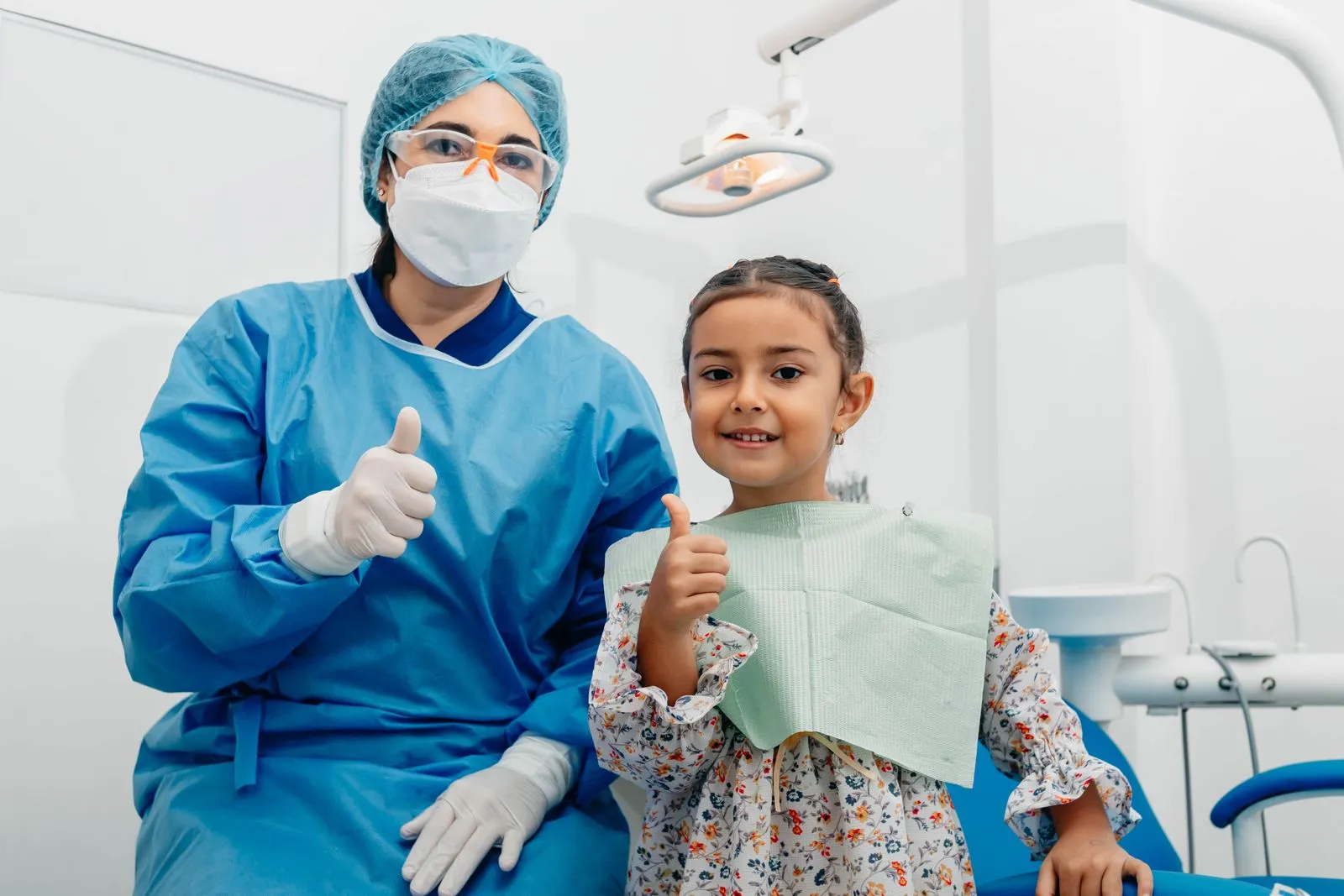 Niña y profesional dental durante una consulta de referencia